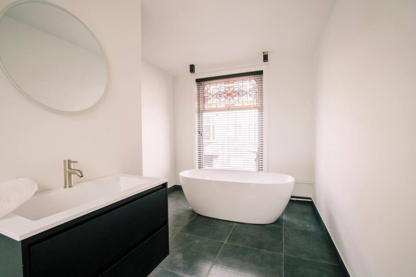 Xxl Loft With Bath Located Stadsvilla Tilburg Bagian luar foto
