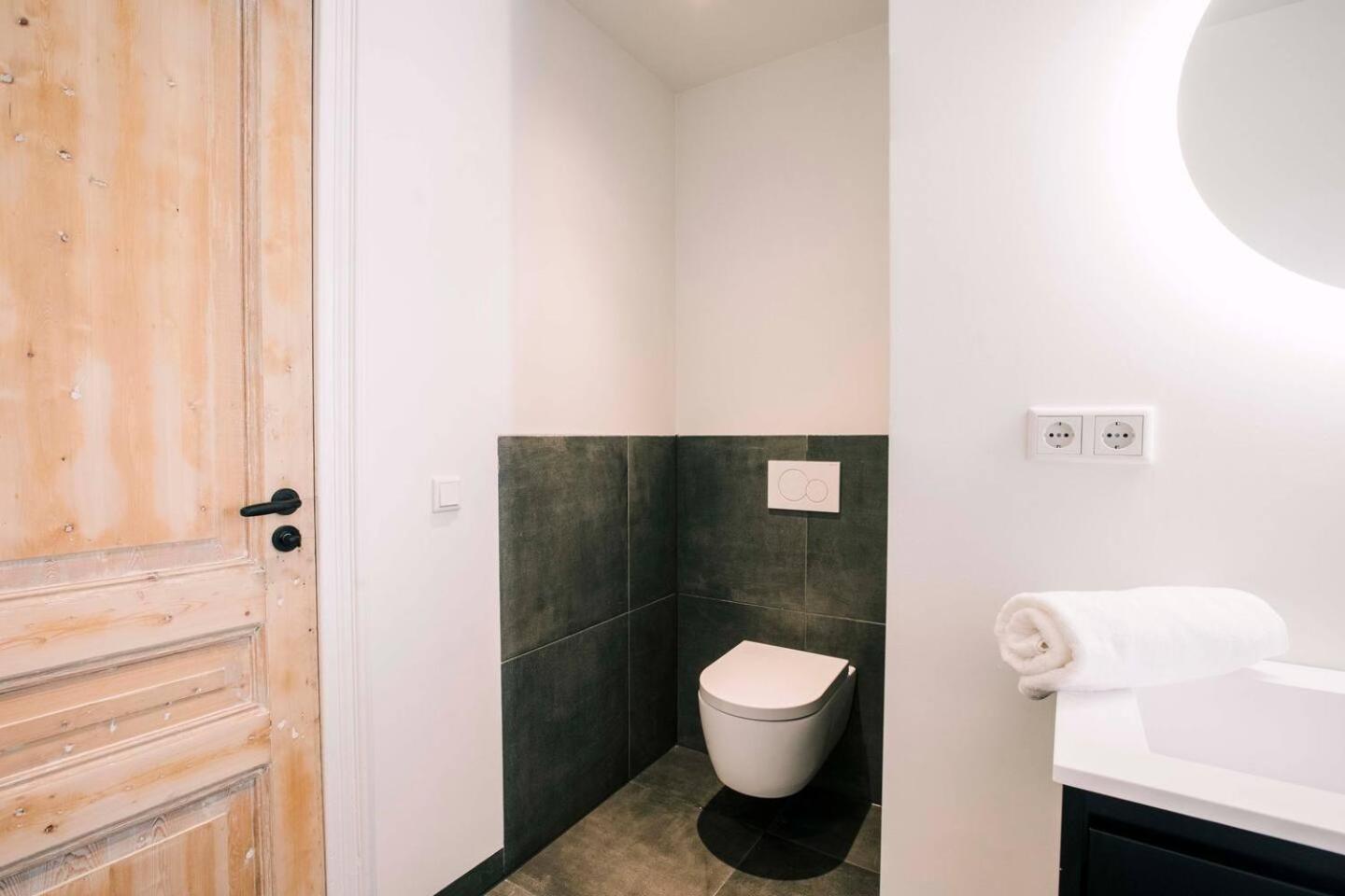 Xxl Loft With Bath Located Stadsvilla Tilburg Bagian luar foto
